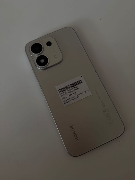 Продавам чисто нов смартфон Honor, разопакован само за снимката.
