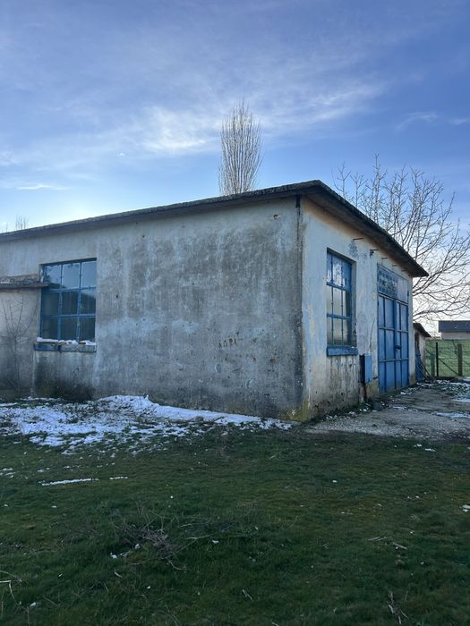 Vand hala cu teren intravilan