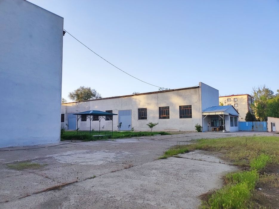 Продается здание. г.Янгиюль.