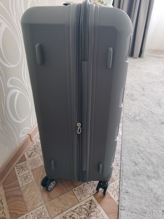 Продам чемодан на колёсах
