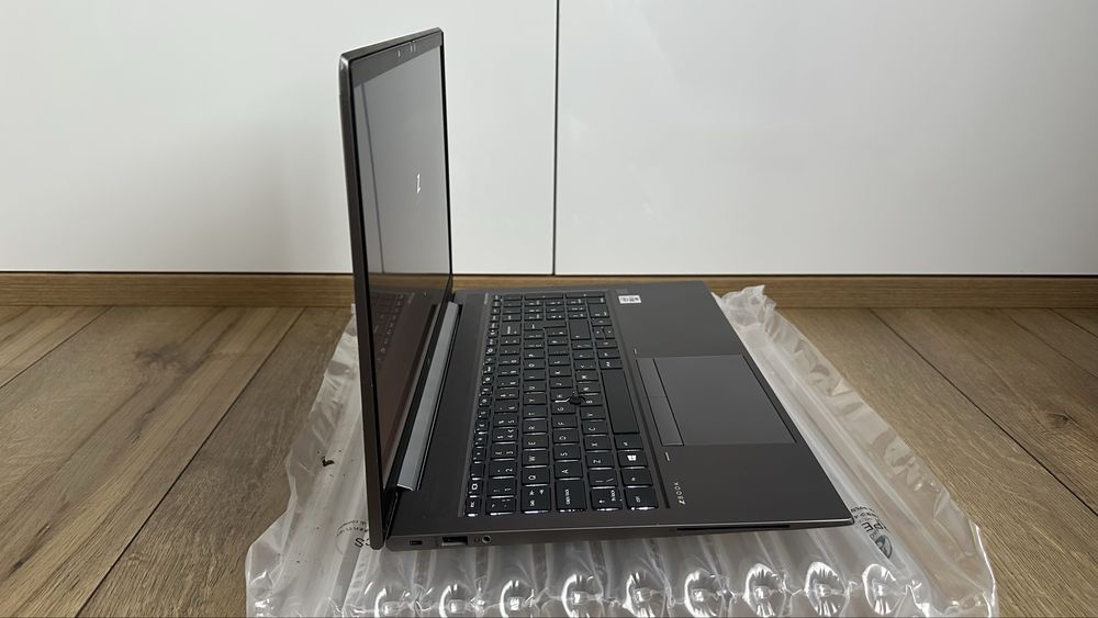 HP ZBook FireFly G7 15.6” 4K / i7-10610u /32GB RAM 1TB SSD Nvidia P520