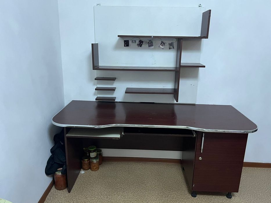 Стол для ученика с полками