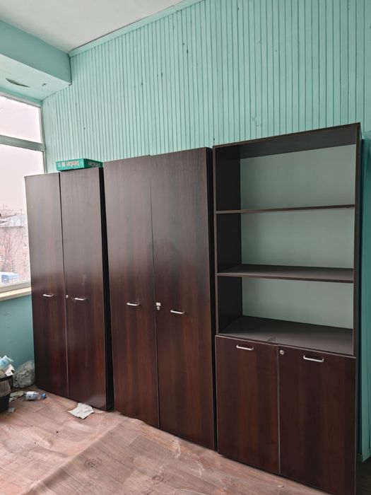 Шкафы из темного дерева по 15.000