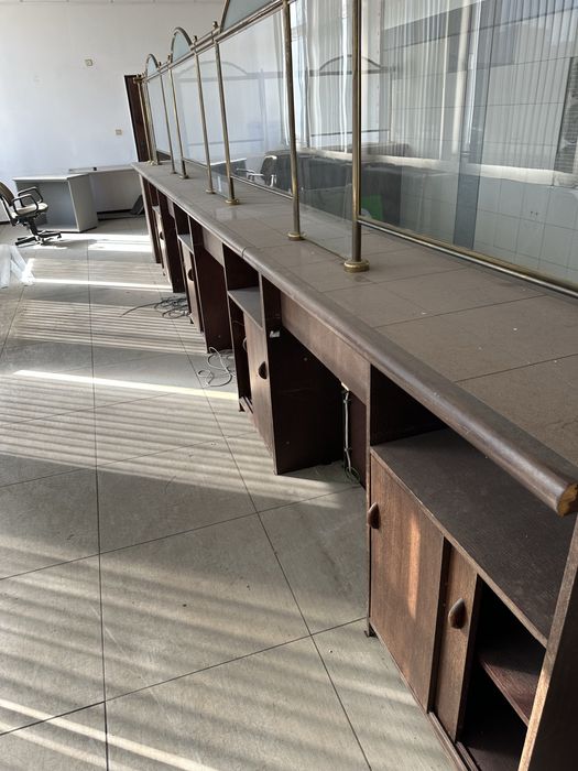 банкови гишета, бар, тизгях с автентична визия