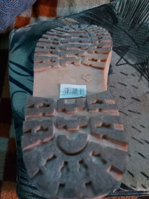 Vând bocanci noi marime 41-42