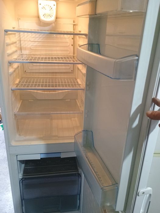 Frigider tip combină frigorifică Whirpool 188