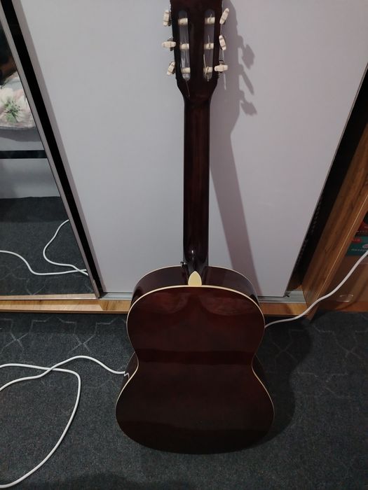 klassic gitara sotiladi