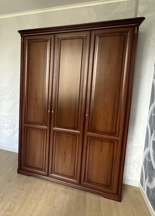 Продам классический 3-х створчатый шкаф в спальню.  В идеальном состоя
