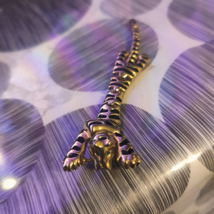 Позлатена брошка на Ягуар  със изумрудено зелени очи