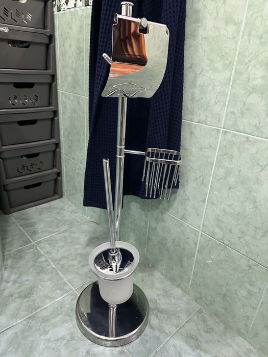 Продается напольный держатель для туалетной бумаги