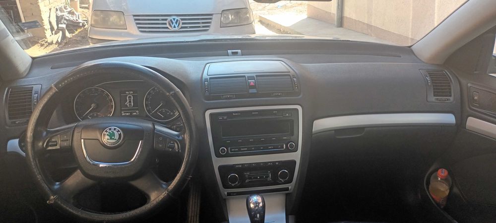 Автомобил