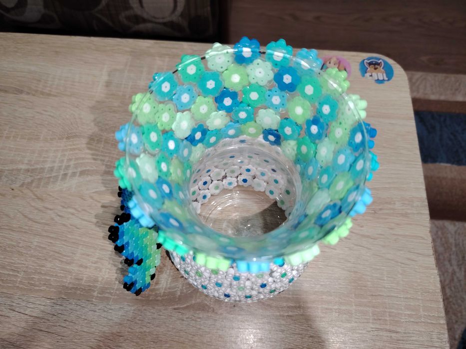 Vaza de sticla decorata manual cu margele Hama