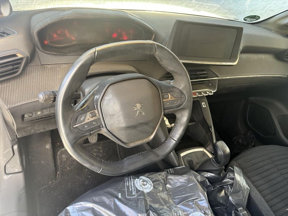 На части Peugeot 208 1.2 бензин 42000км 2021г ръчка