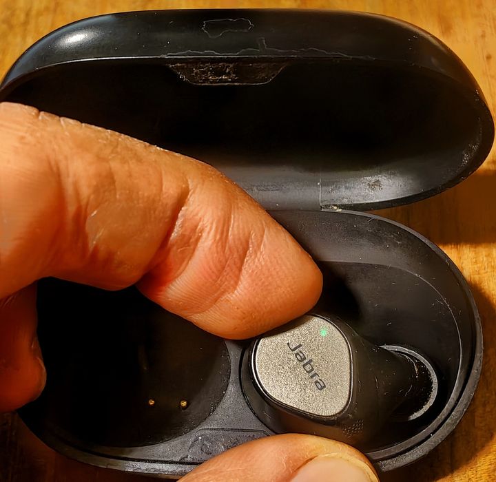 Jabra Elite 7 Pro, дясната слушалка и кейсът  за зарежданене