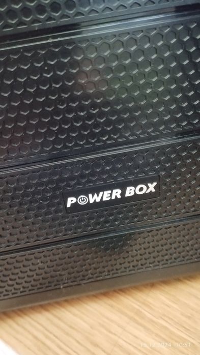 Настолен компютър с монитор и клавиатура