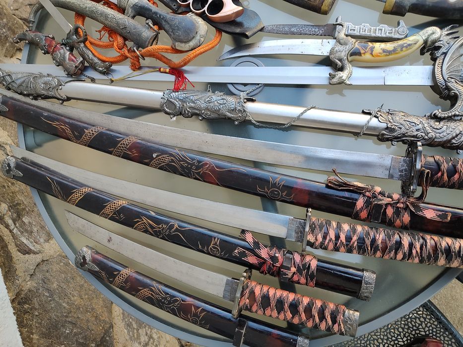 Lot 16 piese panoplie: Săbii Katana, cuțite colecție și ornamente