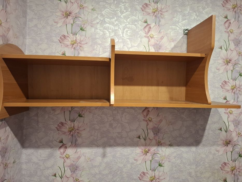 2 полки и тумбочка