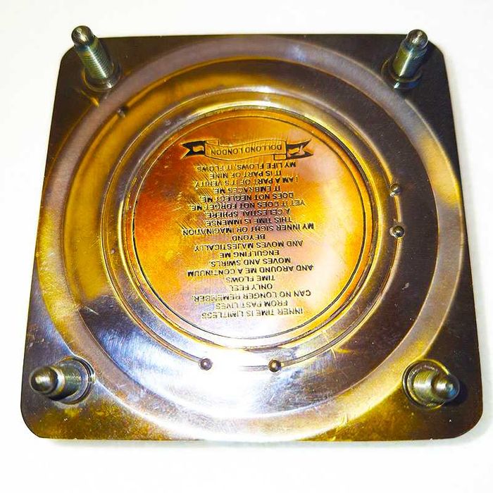 ронзов компас със слънчев часовник.