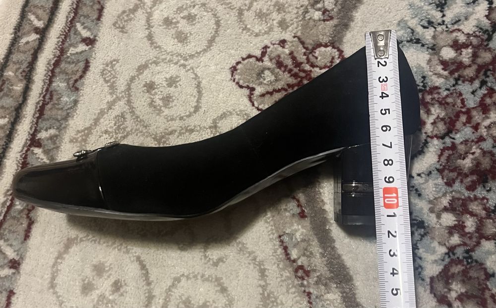 Продавам черни велурени обувки