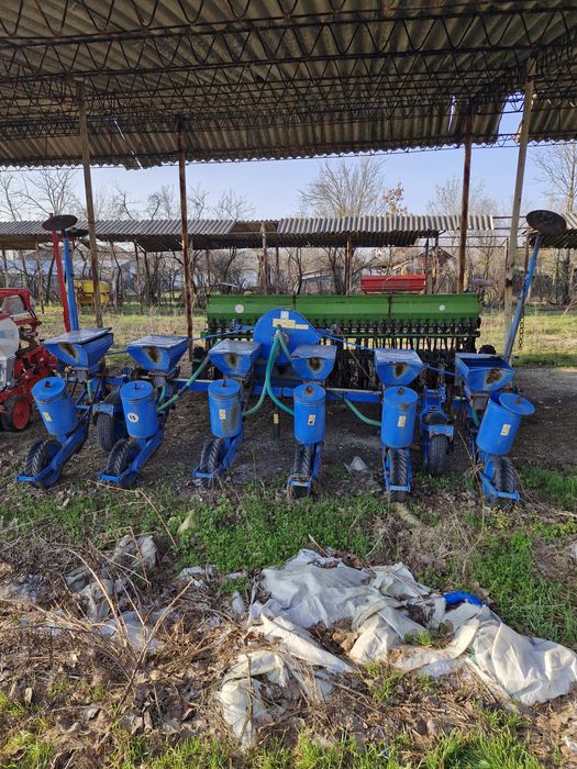 Vând tot ce se vede, doua semanatori si instalatia de erbicidat!