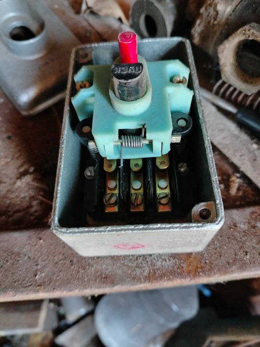 Выключатель три фазы.