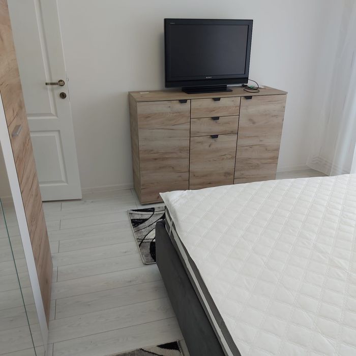 Inchiriez apartament cu 2 camere,decomandat