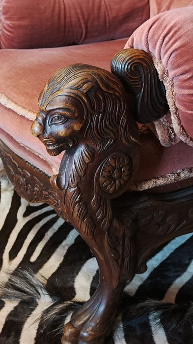 Dulap sculptat lemn masiv și fotoliu renastere