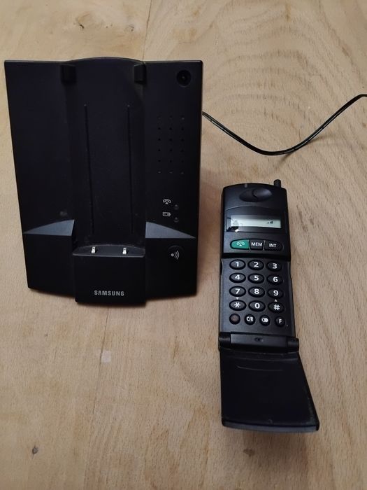 Стар телефон с майка