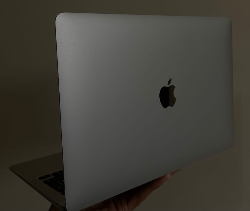 MacBook Air i3 8/256 (exchange with ipad )