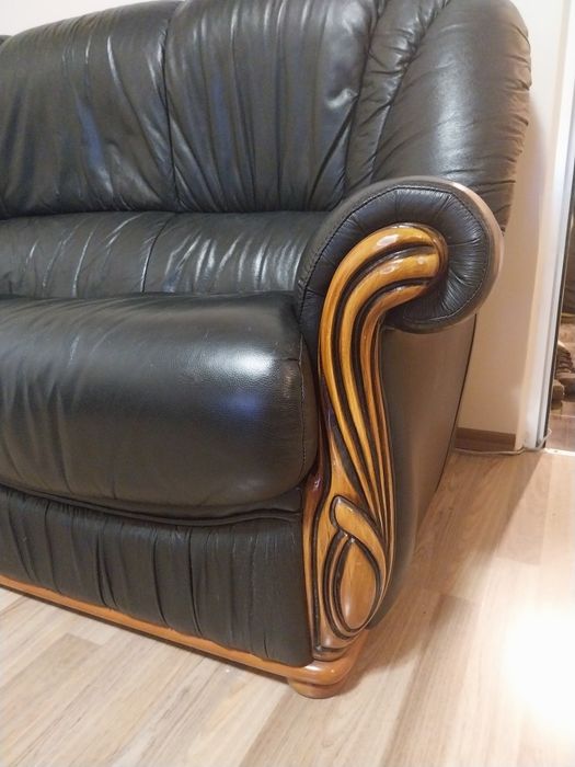 Черен кожен диван