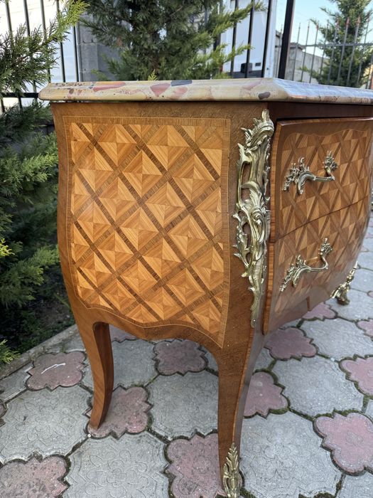 Comoda din lemn cu intarsii, ornamente bronz si blat marmura