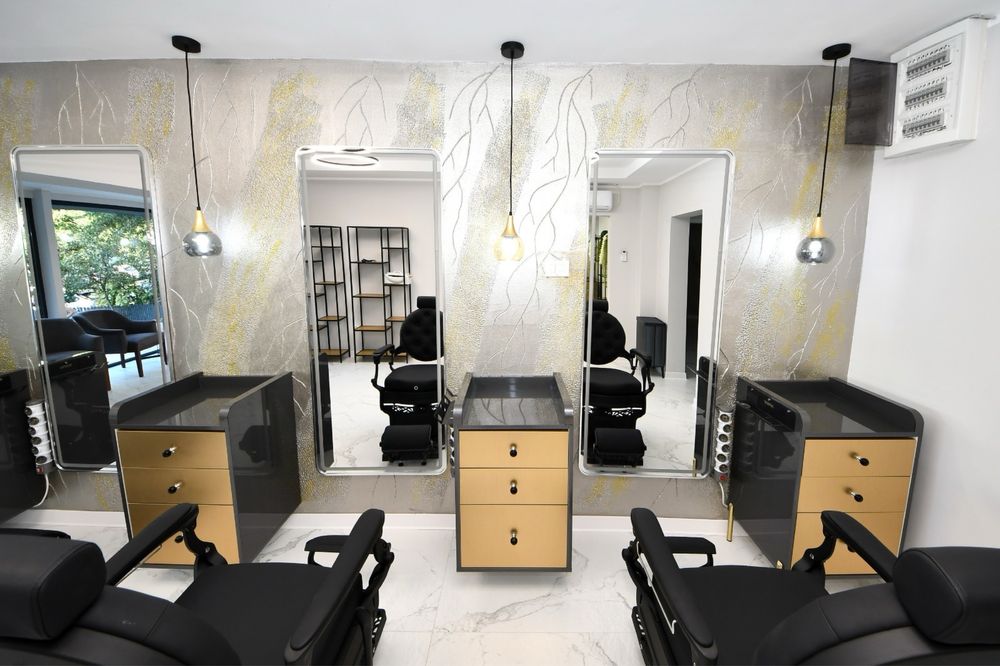 Închiriez post coafor/frizerie