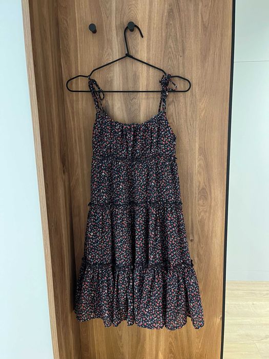 Кокетна къса рокличка с флорален мотив