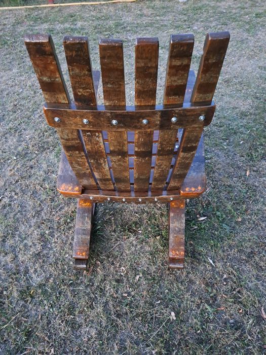 Scaun balansoar din doage de stejar .