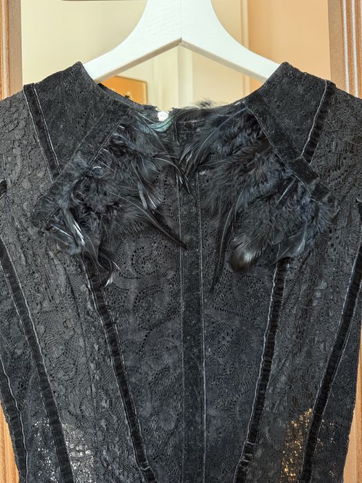 Черна рокля с пера