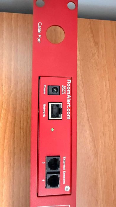 Server monitorizare temperatura, umiditate, curent Room Alert