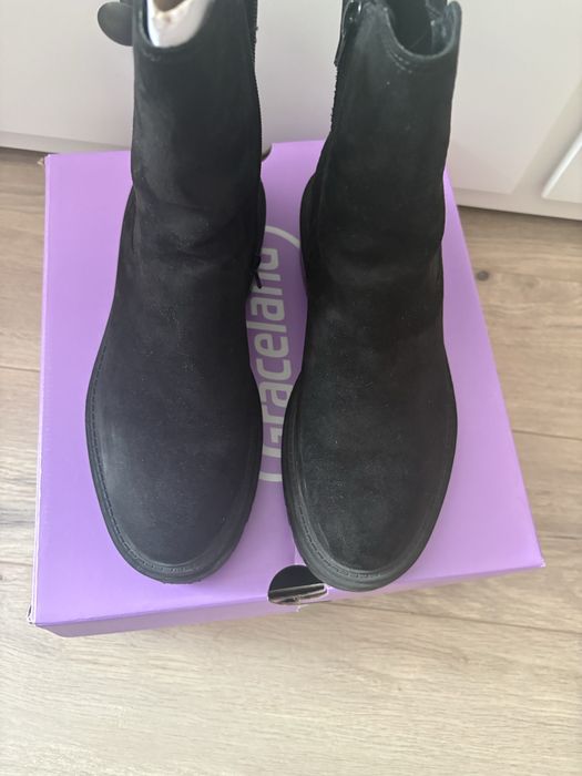 Черни велурени боти