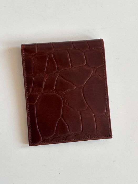 Елегантен кожен ги портфейл неразличим от нов