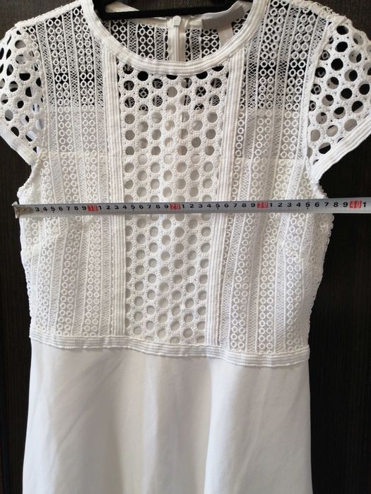Продавам бяла рокля на H&M