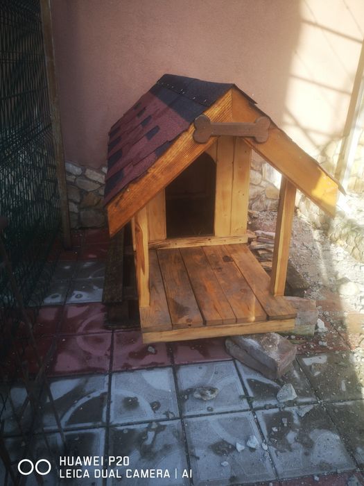 Дървена къщичка за куче