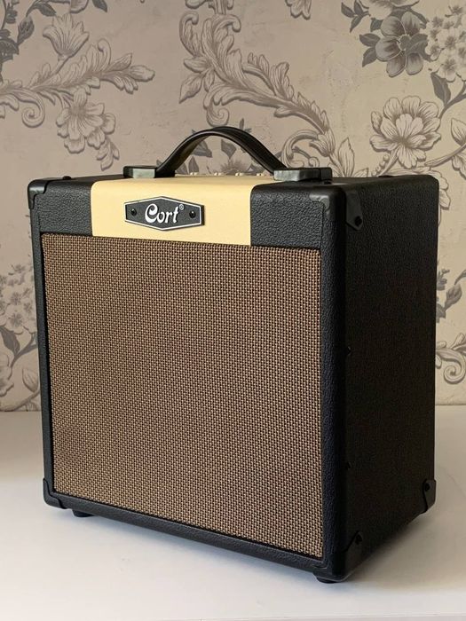Продам комбоусилитель Cort CM15RBlaCK