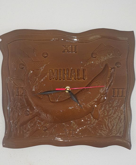 Ceas perete sculptat din lemn personalizat. La comanda.