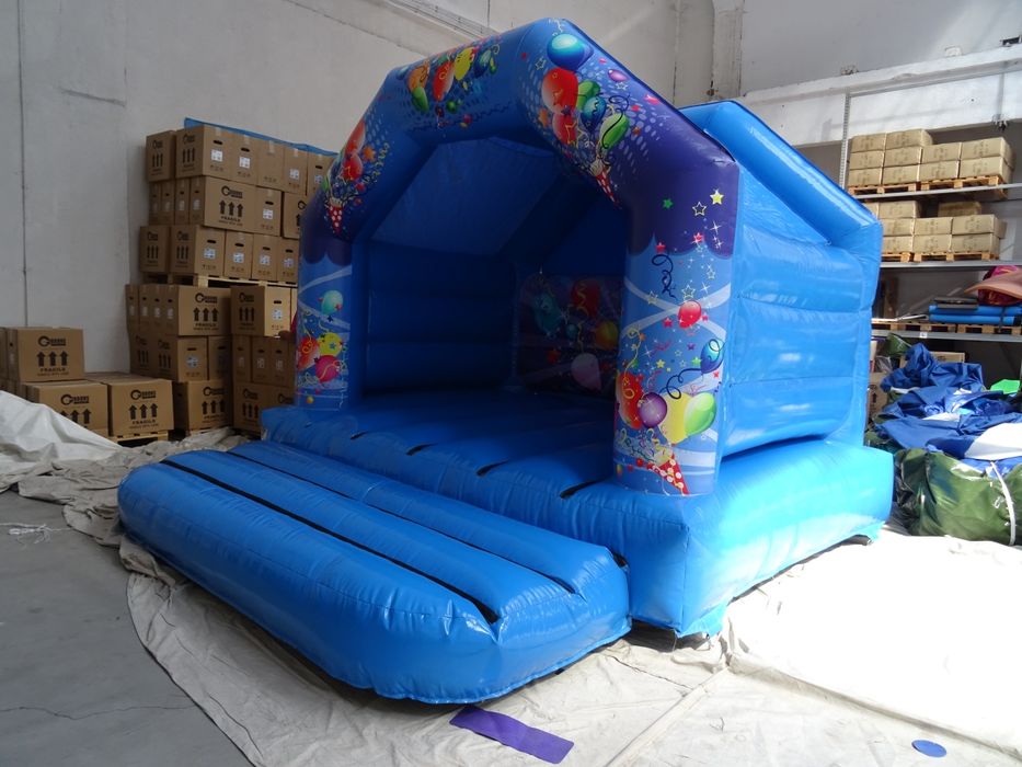 Castel gonflabil cu lumini disco şi sistem audio prin bluetooth