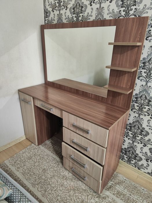 Макиажный столик