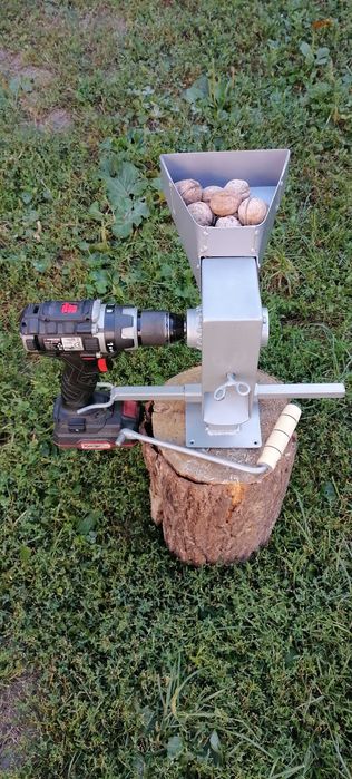 Mașina de spart nuci manuala/la bormasina