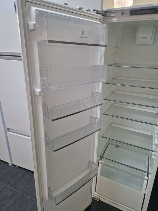 Хладилник за вграждане Electrolux A++ 320 литра