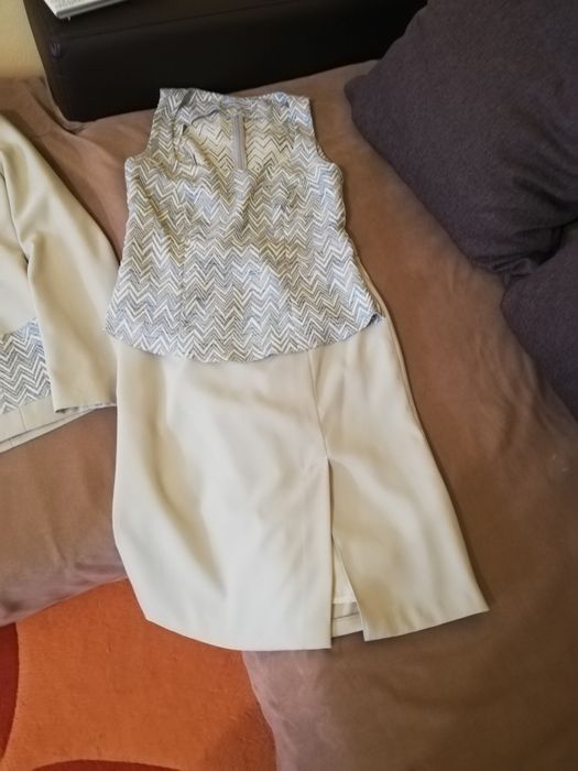 Vând costum 3 piese mărime 42