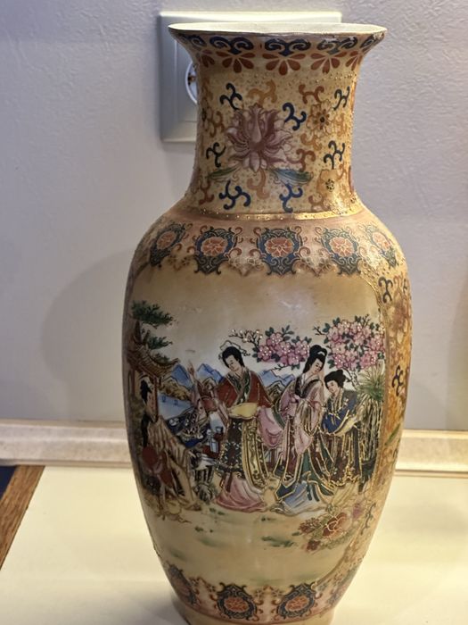 Ръчно рисувана висока  и обемна китайска ваза