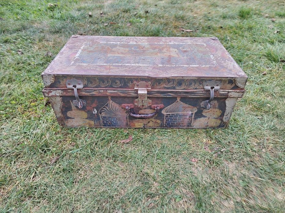 Cufăr vechi metalic pictat