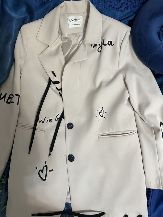 Стильный пиджак с надписями и рисунками